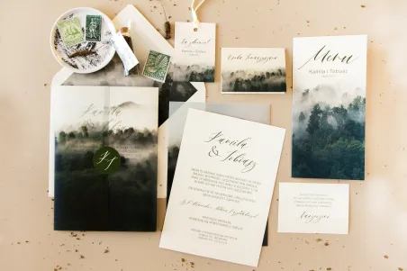 Hochzeitseinladungen aus dem Wald mit einer transparenten Verpackung mit grafischem Druck
