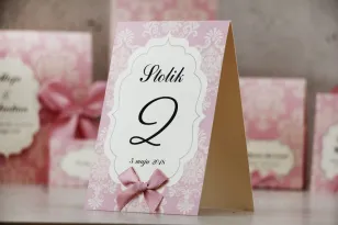 Numery stolików, stół weselny, ślub - Ornament nr 1 - Perłowe, z pudrowym różem i kokardką