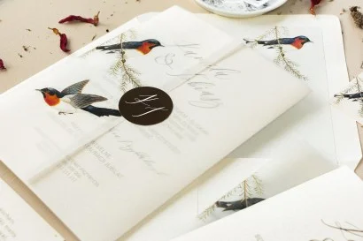 Zaproszenia Weselne w Stylu Vintage z Ptakami na Papierze Perłowym | Eleganckie Zaproszenia z Owijką z Kalki | Opal nr 3