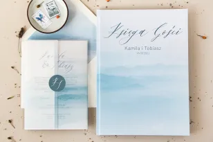 Moderne Hochzeitseinladungen mit Aquarellgrafiken. Es handelt sich um eine cremeblaue Komposition, die durch ein Perlengehäuse e