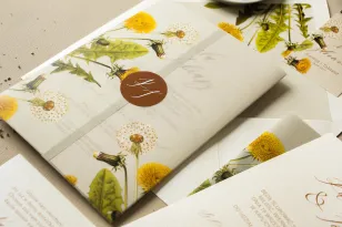 Botanische Hochzeitseinladungen mit Löwenzahn und Löwenzahnmotiv. Einladungen auf Perlenpapier in einem Cremeton