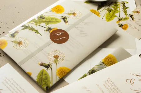 Botanische Hochzeitseinladungen mit Löwenzahn und Löwenzahnmotiv. Einladungen auf Perlenpapier in einem Cremeton