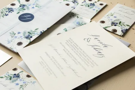 Eleganckie zaproszenia ślubne z białymi zawilcami. Przeważa kolorystyka pastelowa, niebieska