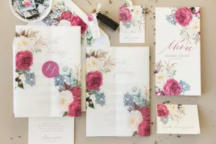 Elegante Hochzeitseinladungen mit Pfingstrosen in Komposition mit Eukalyptus und blauem Sporn