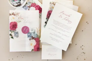 Elegante Hochzeitseinladungen mit Pfingstrosen in Komposition mit Eukalyptus und blauem Sporn