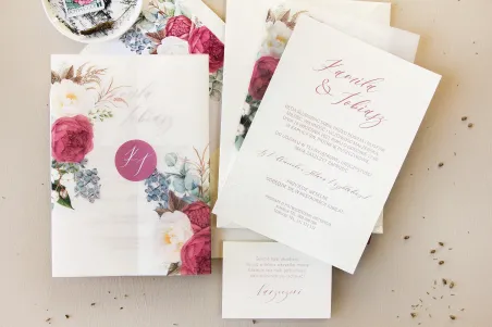 Elegante Hochzeitseinladungen mit Pfingstrosen in Komposition mit Eukalyptus und blauem Sporn