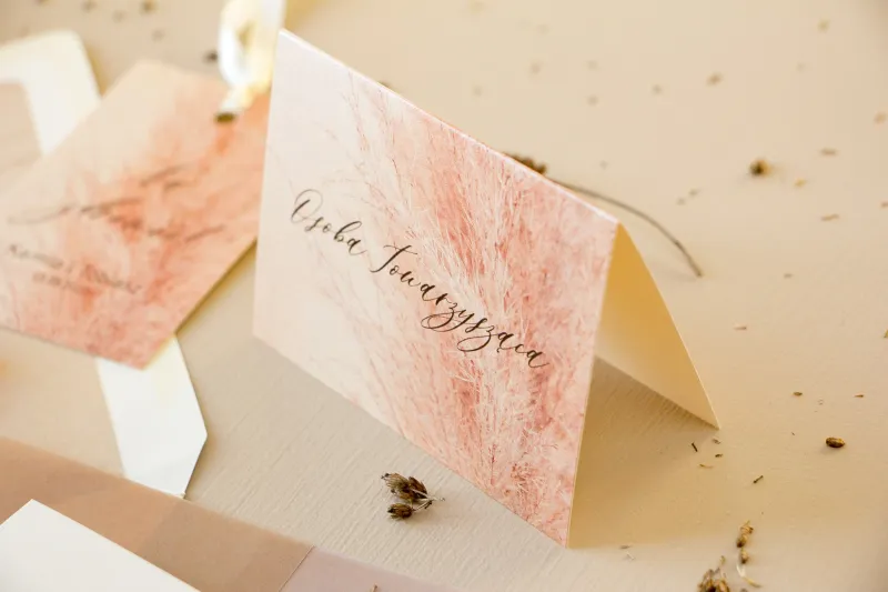 Winietki ślubne, wizytówki z personalizacją na stół weselny z motywem trawy pampasowej