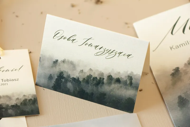 Winietki ślubne, wizytówki z personalizacją na stół weselny na perłowym papierze z leśną grafiką