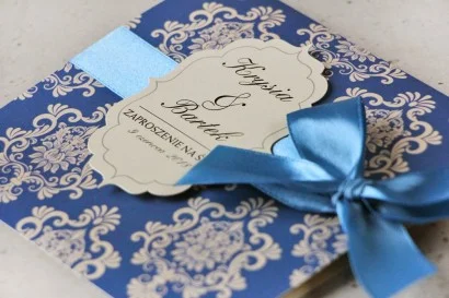 Zaproszenia ślubne na perłowym papierze z kokardą | Ornament nr 2