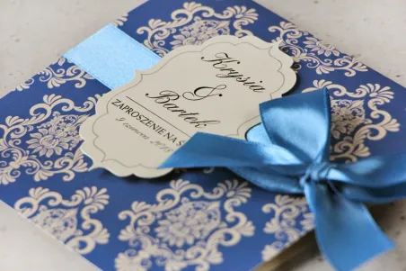 Zaproszenie ślubne perłowe z kokardką- Ornament nr 2 - Intensywnie chabrowy wzór na eleganckim papierze perłowym