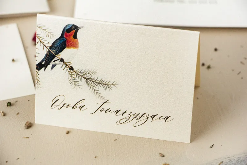 Winietki ślubne, wizytówki z personalizacją na stół weselny na perłowym papierze z grafiką ptaków w stylu vintage