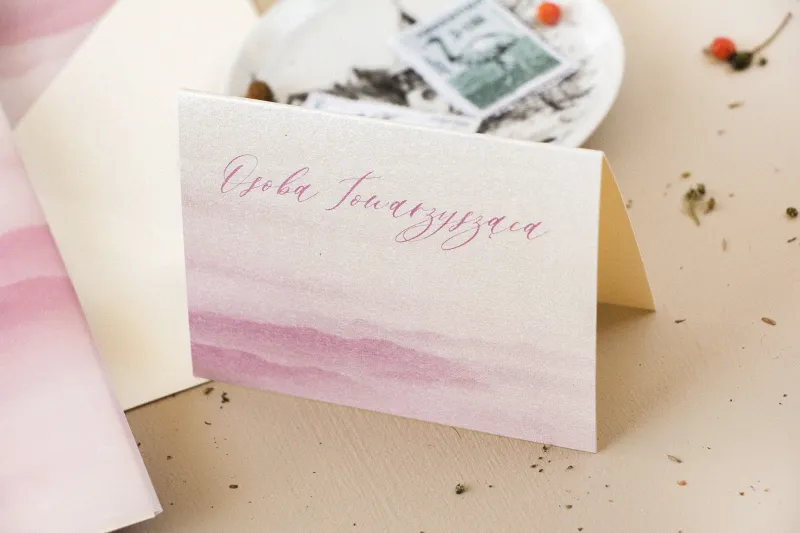 Winietki ślubne, wizytówki z personalizacją na stół weselny na perłowym papierze z akwarelową grafiką w kolorze delikatnego różu