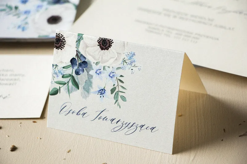 Winietki ślubne, wizytówki z personalizacją na stół weselny na perłowym papierze z białymi zawilcami