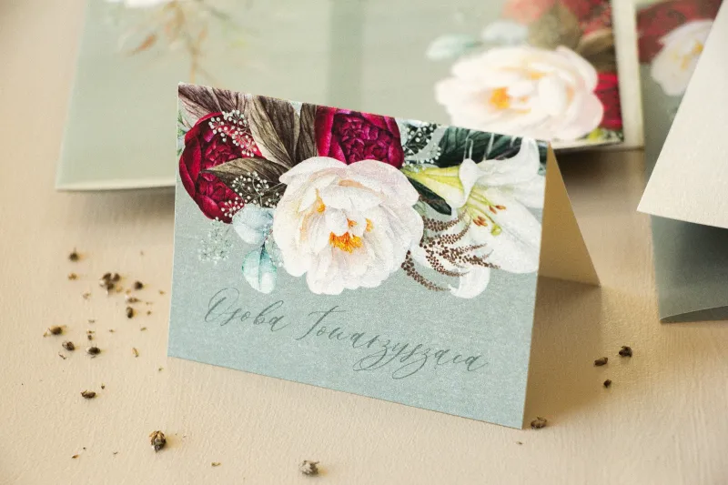 Winietki ślubne, wizytówki z personalizacją na stół weselny na perłowym papierze w stylu boho z burgundowymi piwoniami