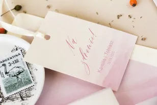 Hochzeitsflaschenanhänger auf Perlenpapier mit Aquarellgrafiken in zartem Rosa