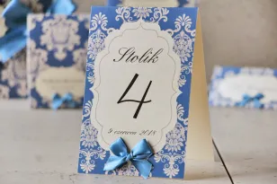 Numery stolików, stół weselny, ślub - Ornament nr 2 - Chabrowe z ornamentami i kokardką