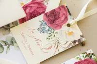 Eleganckie Zawieszki na Wódkę Weselną z Piwoniami | Opal