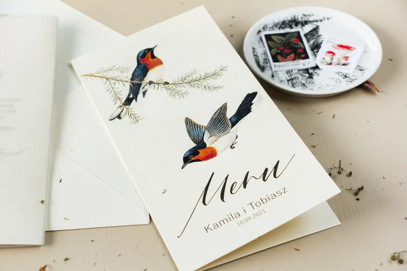 Menu ślubne - na stoły weselne - na perłowym papierze z grafiką ptaków w stylu vintage - Amelia-Wedding.pl