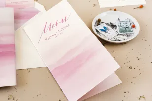 Menu ślubne - na stoły weselne - na perłowym papierze z akwarelową grafiką w kolorze delikatnego różu - Amelia-Wedding.pl