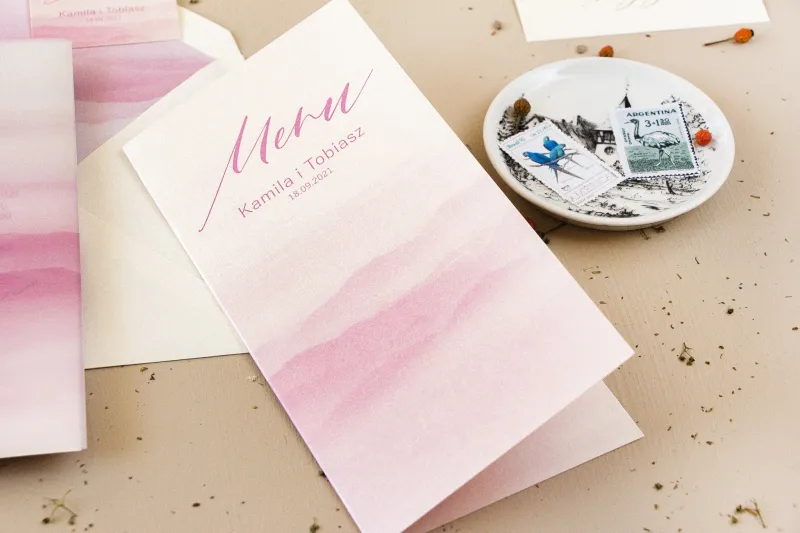 Menu ślubne - na stoły weselne - na perłowym papierze z akwarelową grafiką w kolorze delikatnego różu - Amelia-Wedding.pl