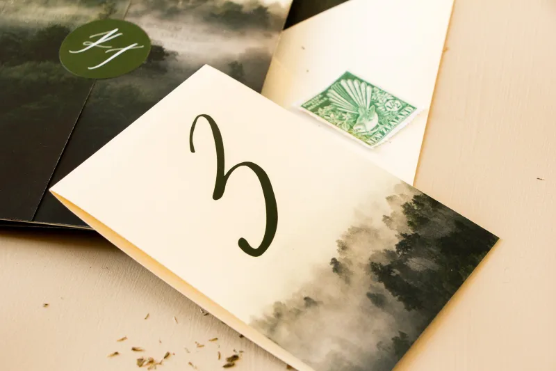 Numery stolików weselnych na perłowym papierze z leśną grafiką Numery stolików weselnych na perłowym papierze z leśną grafiką