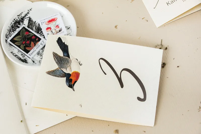 Numery stolików weselnych na perłowym papierze z grafiką ptaków w stylu vintage