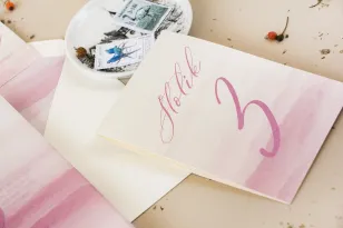 Nummern von Hochzeitstischen auf Perlenpapier mit Aquarellgrafiken in zartem Rosa