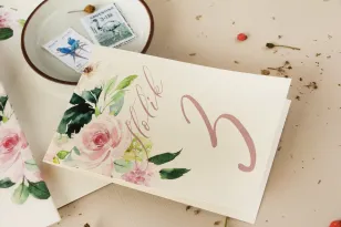 Nummern von Hochzeitstischen auf Perlenpapier mit Pfingstrose in Cremefarben mit Zusatz von Pastellrosa und Weiß
