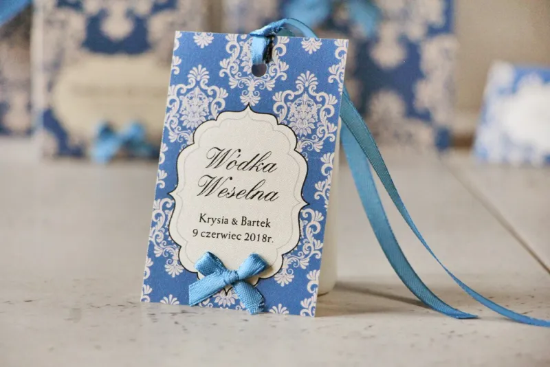 Zawieszka na butelkę, wódka weselna, ślub - Ornament nr 2 - Chabrowe wzór z ornamentami i kokardką Zawieszka na butelkę, wódka weselna, ślub - Ornament nr 2 - Chabrowe wzór z ornamentami i kokardką