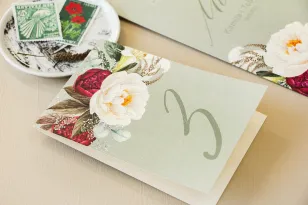 Numery stolików weselnych na perłowym papierze w stylu boho z burgundowymi piwoniami
