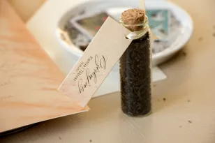 Dank der Gäste in Form von Teeflaschen, einem Etikett auf Perlenpapier mit einem Pampasgras-Motiv