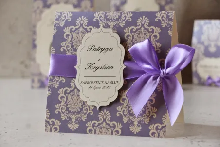 Zaproszenie ślubne perłowe z kokardką- Ornament nr 3 - Liliowe eleganckie na kremowym papierze