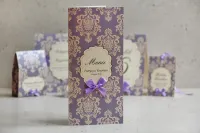 Eleganckie Menu Weselne Liliowe z Kokardką | Ornament nr 3