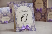 Eleganckie Numery na Stół Weselny Liliowe | Ornament nr 3