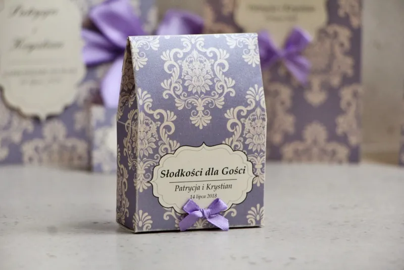 Pudełeczko stojące na cukierki, podziękowania dla Gości weselnych - Ornament nr 3 - Liliowo-kremowe eleganckie z kokardką Pudełeczko stojące na cukierki, podziękowania dla Gości weselnych - Ornament nr 3 - Liliowo-kremowe eleganckie z kokardką