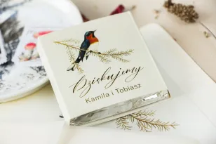 Süße Geschenke für Hochzeitsgäste in Form von Milchschokolade, Verpackung mit Vintage-Vogelgrafik