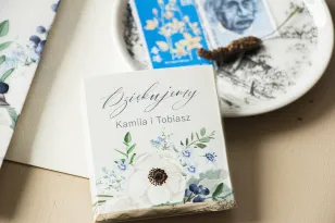 Süße Geschenke für Hochzeitsgäste in Form von Vollmilchschokolade, Verpackung mit weißen Anemonen