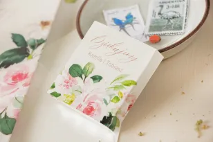 Süße Geschenke für Hochzeitsgäste in Form von Milchschokolade, Verpackung mit Pfingstrose in Cremefarben