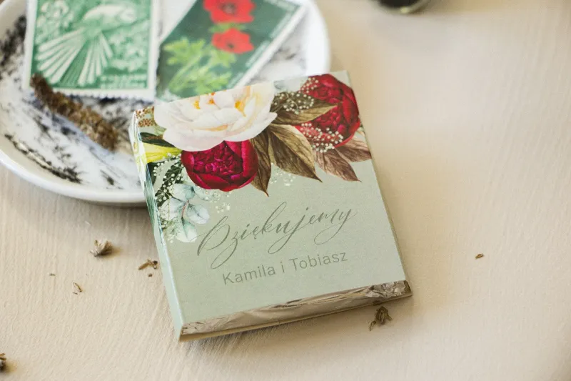 Süße Geschenke für Hochzeitsgäste in Form von Milchschokolade, Boho-Verpackung mit burgunderfarbenen Pfingstrosen Süße Geschenke für Hochzeitsgäste in Form von Milchschokolade, Boho-Verpackung mit burgunderfarbenen Pfingstrosen
