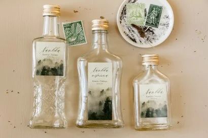Szklane butelki z grafiką leśną na etykiecie | Upominki ślubne dla gości | Opal nr 2