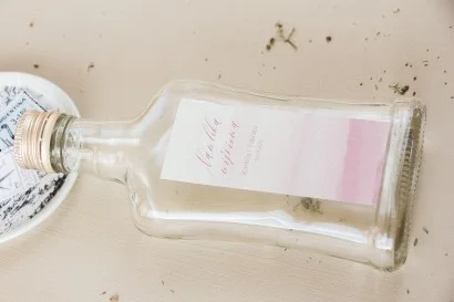 Butelki z akwarelowymi kwiatami w kolorze różu | prezenty dla gości weselnych