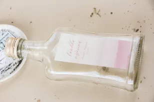 Hochzeitsflaschen für Tinkturen, Geschenke für Gäste. Etikett mit Aquarellgrafiken in zartem Rosa
