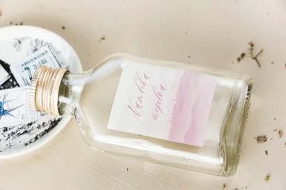 Butelki z akwarelowymi kwiatami w kolorze różu | prezenty dla gości weselnych | Opal nr 5