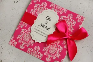 Perlenhochzeitseinladung mit Schleife - Ornament Nr. 4 - Intensiver Amaranth auf cremefarbenem Papier