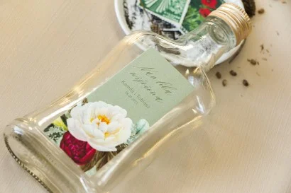 Butelki na nalewki z etykietami w stylu boho z burgundowymi kwiatami | oryginalne prezenty dla gości weselnych
