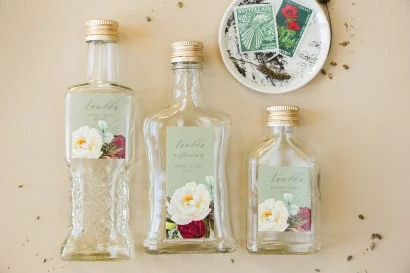 Butelki na nalewki z etykietami w stylu boho z burgundowymi kwiatami | oryginalne prezenty dla gości weselnych | Opal nr 9