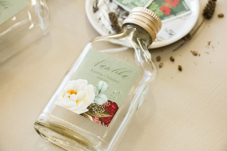 Butelki na nalewki z etykietami w stylu boho z burgundowymi kwiatami | oryginalne prezenty dla gości weselnych