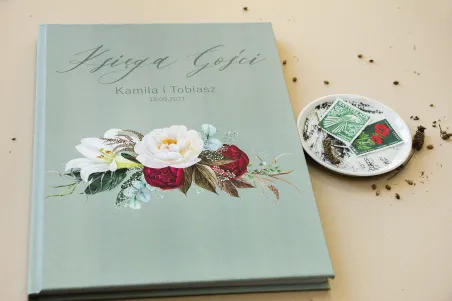 Ślubna Księga Gości w stylu boho z burgundowymi piwoniami