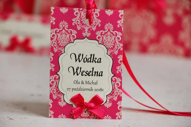 Zawieszka na butelkę, wódka weselna, ślub - Ornament nr 5 - Amarantowe z kokardką, eleganckie dodatki ślubne, weselne Zawieszka na butelkę, wódka weselna, ślub - Ornament nr 5 - Amarantowe z kokardką, eleganckie dodatki ślubne, weselne