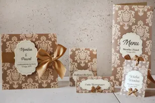 Hochzeitseinladung mit Accessoires - Ornament Nr. 6 - Zartes Braun auf Perlenpapier, mit Schleife